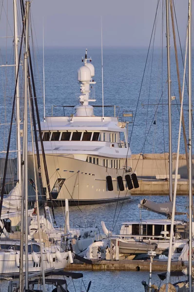 Italien, Sicilien, Medelhavet, Marina di Ragusa; 28 juli 2017, segelbåtar lyxiga i hamnen vid solnedgången - ledare — Stockfoto