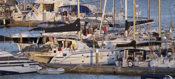 Itálie, Sicílie, Středozemní moře, Marina di Ragusa; 28. července 2017, luxusní jachty v přístavu při západu slunce - Editorial — Stock fotografie