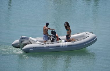 İtalya, Sicilya, Akdeniz; 30 Temmuz 2017, Çift Port - editoryal bir lastik teknede