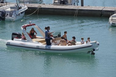 İtalya, Sicilya, Akdeniz; 30 Temmuz 2017, insanlar büyük bir lastik üzerinde port - editoryal tekne.
