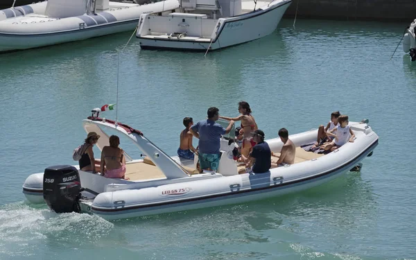 Италия, Сицилия, Средиземное море; 30 июля 2017, люди на большой резиновой лодке в порту - EDITORIAL — стоковое фото