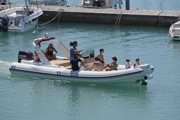 Italien, Sizilien, Mittelmeer; 30. Juli 2017, Menschen auf einem großen Schlauchboot im Hafen - Leitartikel — Stockfoto