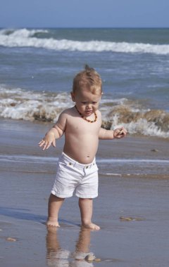 İtalya, Sicilya, Akdeniz; Kumsalda oynarken bir yıl yaşlı erkek çocuk 