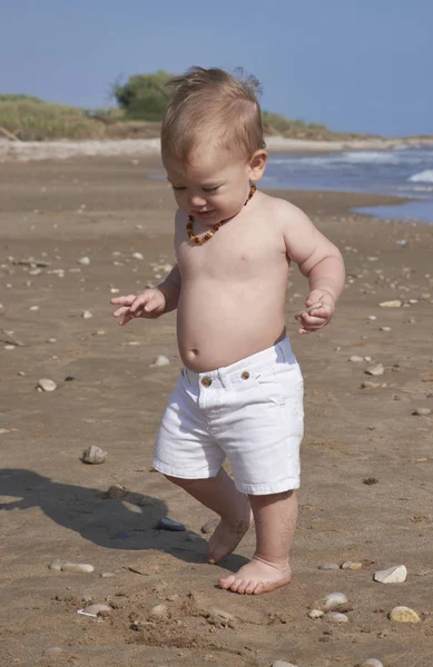 İtalya, Sicilya, Akdeniz; Kumsalda oynarken bir yıl yaşlı erkek çocuk 