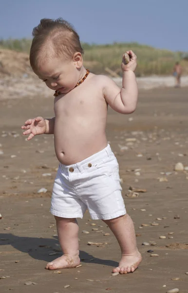 Italia, Sicilia, Mar Mediterráneo; niño varón de un año jugando en la playa — Foto de Stock