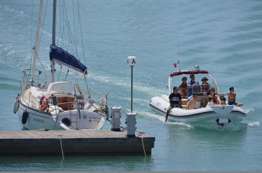 İtalya, Sicilya, Akdeniz, Marina di Ragusa; 30 Temmuz 2017, insanlar büyük bir lastik üzerinde port - editoryal tekne.