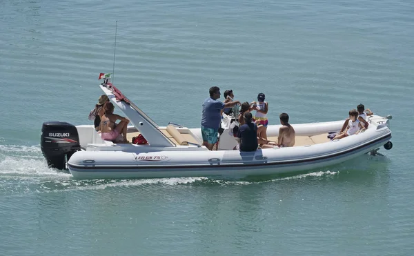 İtalya, Sicilya, Akdeniz, Marina di Ragusa; 30 Temmuz 2017, insanlar büyük bir lastik üzerinde port - editoryal tekne.