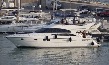 İtalya, Sicilya, Akdeniz; 6 Ağustos 2017, liman - editoryal insanlar üzerinde bir lüks yat