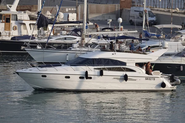 Itálie, Sicílie, Středozemního moře; 6 srpna 2017, lidé na luxusní jachty v přístavu - Editorial — Stock fotografie