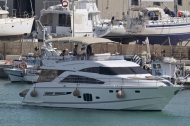 İtalya, Sicilya, Akdeniz, Marina di Ragusa; 10 Ağustos 2017, liman - editoryal insanlar üzerinde bir lüks yat