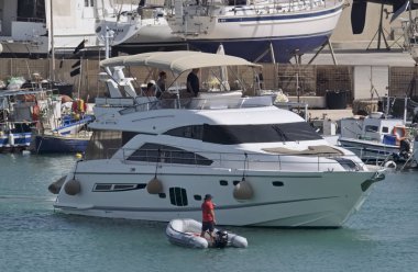 İtalya, Sicilya, Akdeniz, Marina di Ragusa; 10 Ağustos 2017, liman - editoryal insanlar üzerinde bir lüks yat