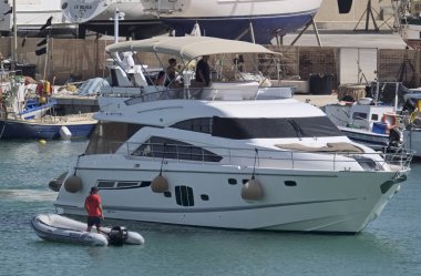 İtalya, Sicilya, Akdeniz, Marina di Ragusa; 10 Ağustos 2017, liman - editoryal insanlar üzerinde bir lüks yat