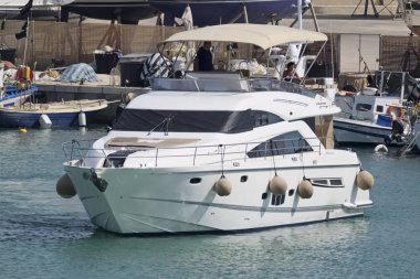 İtalya, Sicilya, Akdeniz, Marina di Ragusa; 10 Ağustos 2017, liman - editoryal insanlar üzerinde bir lüks yat