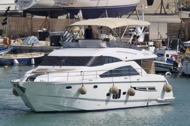 İtalya, Sicilya, Akdeniz, Marina di Ragusa; 10 Ağustos 2017, liman - editoryal insanlar üzerinde bir lüks yat