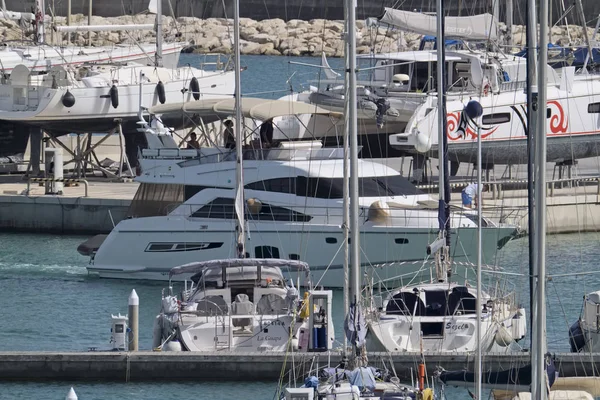 Italien, Sicilien, Medelhavet, Marina di Ragusa; 10 augusti 2017, segelbåtar lyxiga i hamnen - ledare — Stockfoto