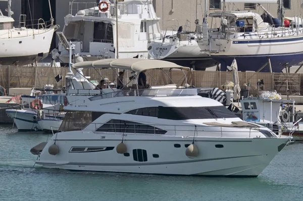 İtalya, Sicilya, Akdeniz, Marina di Ragusa; 10 Ağustos 2017, liman - editoryal insanlar üzerinde bir lüks yat