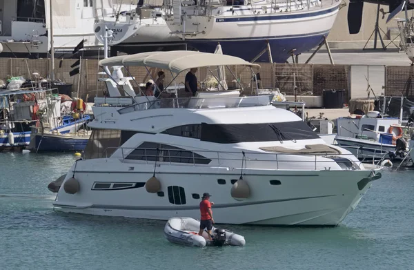 İtalya, Sicilya, Akdeniz, Marina di Ragusa; 10 Ağustos 2017, liman - editoryal insanlar üzerinde bir lüks yat