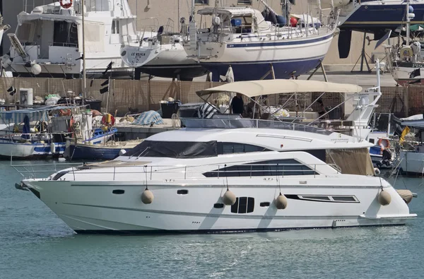 Itálie, Sicílie, Středozemní moře, Marina di Ragusa; 10 srpna 2017, lidé na luxusní jachty v přístavu - Editorial — Stock fotografie