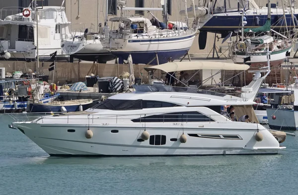 Itálie, Sicílie, Středozemní moře, Marina di Ragusa; 10 srpna 2017, lidé na luxusní jachty v přístavu - Editorial — Stock fotografie
