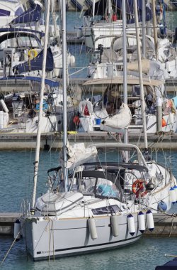 İtalya, Sicilya, Akdeniz, Marina di Ragusa; 11 Ağustos 2017, yelkenli tekneler limanda - Editörden