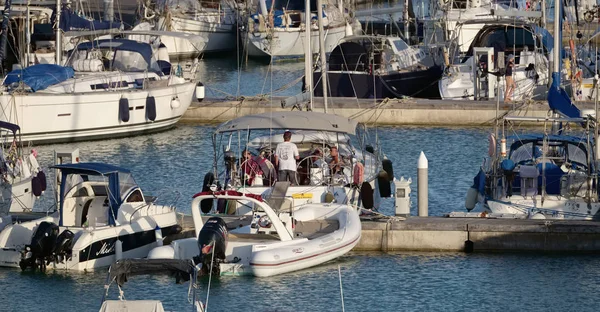 Itália, Sicília, Mar Mediterrâneo, Marina di Ragusa; 13 Agosto 2017, barcos e iates de luxo no porto - EDITORIAL — Fotografia de Stock