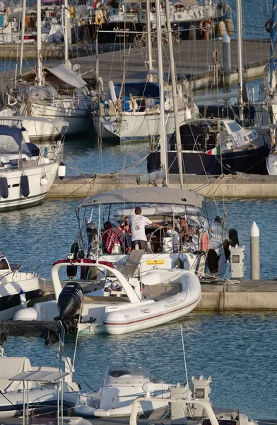 Italia, Sicilia, Mar Mediterráneo, Marina di Ragusa; 13 Agosto 2017, barcos y yates de lujo en el puerto - EDITORIAL — Foto de Stock