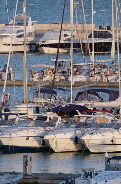 Италия, Сицилия, Средиземное море, Marina di Ragusa; 13 августа 2017, лодки и роскошные яхты в порту на закате - РЕДАКЦИЯ — стоковое фото
