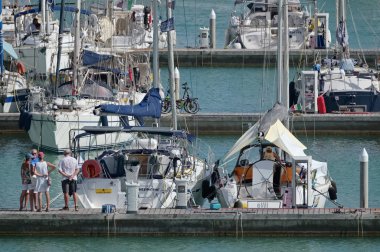 İtalya, Sicilya, Akdeniz, Marina di Ragusa; 15 Ağustos 2017, insanlar ve liman - editoryal Lüks Yatlar