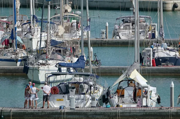 İtalya, Sicilya, Akdeniz, Marina di Ragusa; 15 Ağustos 2017, insanlar ve liman - editoryal Lüks Yatlar — Stok fotoğraf