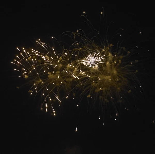 Italia, Sicilia, Marina di Ragusa, fuochi d'artificio notturni — Foto Stock