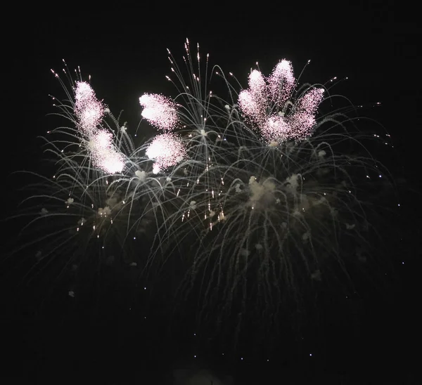 Itália, Sicília, Marina di Ragusa, fogos de artifício à noite — Fotografia de Stock