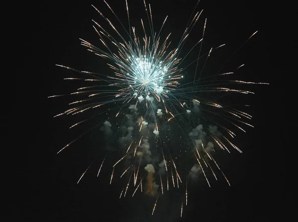 Italien, Sizilien, Marina di Ragusa, Feuerwerk in der Nacht — Stockfoto