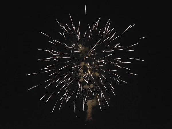 Italien, Sizilien, Marina di Ragusa, Feuerwerk in der Nacht — Stockfoto