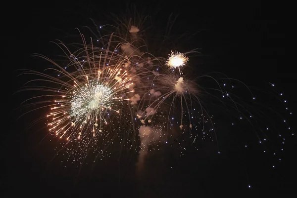 Italien, Sizilien, Marina di Ragusa, Feuerwerk in der Nacht — Stockfoto