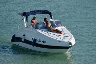 İtalya, Sicilya, Akdeniz; 17 Ağustos 2017, insanlar üzerinde port - editoryal bir motorlu tekne