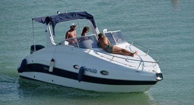 İtalya, Sicilya, Akdeniz; 17 Ağustos 2017, insanlar üzerinde port - editoryal bir motorlu tekne