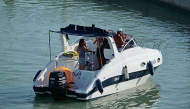 İtalya, Sicilya, Akdeniz; 17 Ağustos 2017, insanlar üzerinde port - editoryal bir motorlu tekne