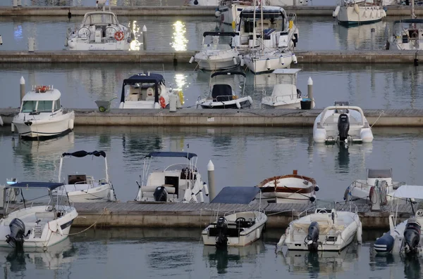 Włochy, Sycylia, Morze Śródziemne, Marina di Ragusa; 28 sierpnia 2017, łodzie i luksusowe jachty w porcie o zachodzie słońca - Redakcja — Zdjęcie stockowe