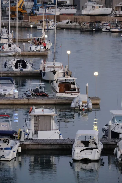 Włochy, Sycylia, Morze Śródziemne, Marina di Ragusa; 28 sierpnia 2017, łodzie i luksusowe jachty w porcie o zachodzie słońca - Redakcja — Zdjęcie stockowe