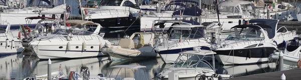 Itália, Sicília, Mar Mediterrâneo, Marina di Ragusa; 31 Agosto 2017, barcos e iates de luxo no porto - EDITORIAL — Fotografia de Stock