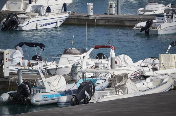 Italien, Sizilien, Mittelmeer, Marina di ragusa; 2. September 2017, Boote und Luxusyachten im Hafen - Leitartikel — Stockfoto