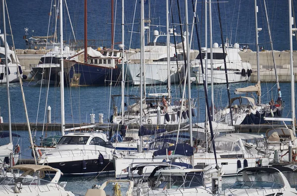 Itália, Sicília, Mar Mediterrâneo, Marina di Ragusa; 2 Setembro 2017, iates de luxo no porto - EDITORIAL — Fotografia de Stock