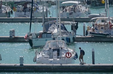 İtalya, Sicilya, Akdeniz, Marina di Ragusa; 3 Eylül 2017, insanlar ve liman - editoryal Lüks Yatlar