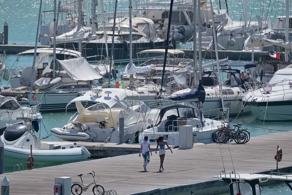 Italia, Sicilia, Mediterraneo, Marina di Ragusa; 3 settembre 2017, persone e yacht di lusso in porto - EDITORIALE — Foto Stock