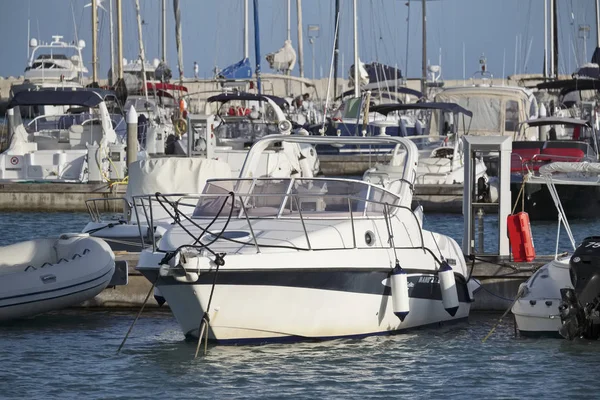 İtalya, Sicilya, Akdeniz, Marina di Ragusa; 3 Eylül 2017, motorlu tekne ve Lüks Yatlar Port - Editörden