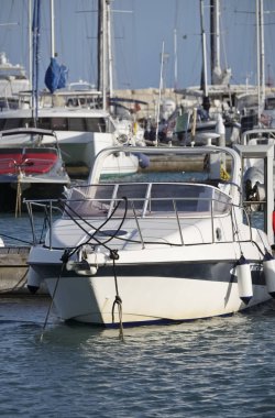 İtalya, Sicilya, Akdeniz, Marina di Ragusa; 3 Eylül 2017, motorlu tekne ve Lüks Yatlar Port - Editörden