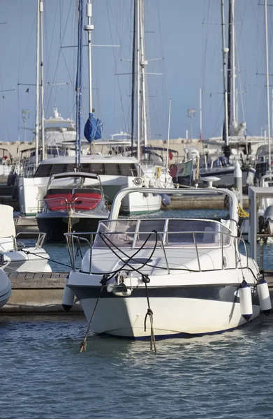 Itália, Sicília, Mar Mediterrâneo, Marina di Ragusa; 3 Setembro 2017, barcos a motor e iates de luxo no porto - EDITORIAL — Fotografia de Stock