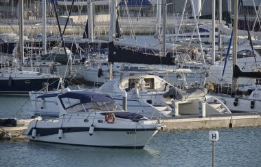 İtalya, Sicilya, Akdeniz, Marina di Ragusa; 3 Eylül 2017, Lüks Yatlar port - Editörden