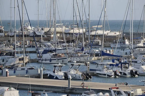 Itália, Sicília, Mar Mediterrâneo, Marina di Ragusa; 3 Setembro 2017, barcos e iates de luxo no porto - EDITORIAL — Fotografia de Stock