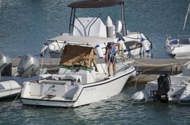 İtalya, Sicilya, Akdeniz, Marina di Ragusa; 5 Eylül 2017, motorlu teknesi limanda - editoryal yıkama balıkçı